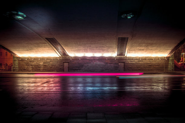 隧道中有车灯的痕迹。抽象艺术形象。图片下载