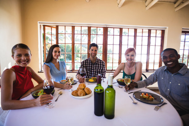 朋友们在餐厅里享受美食和美酒图片下载
