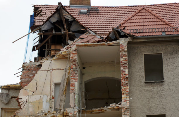 用挖掘机拆除旧建筑图片下载