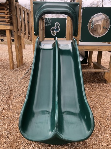 操场上的双人滑板图片下载