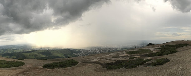 巴西佩德拉格兰德山全景图片下载
