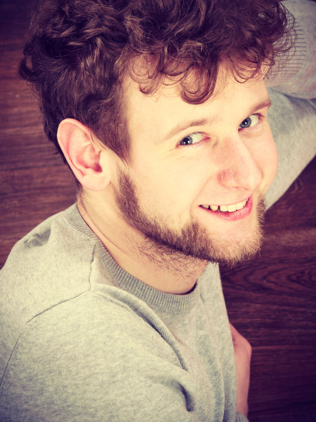 年轻大胡子男子肖像图片下载