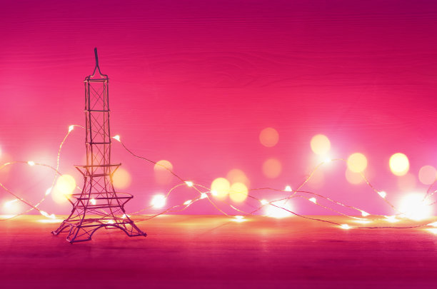 情人节的背景。木制的桌子和紫色的背景之上是埃菲尔铁塔。图片下载