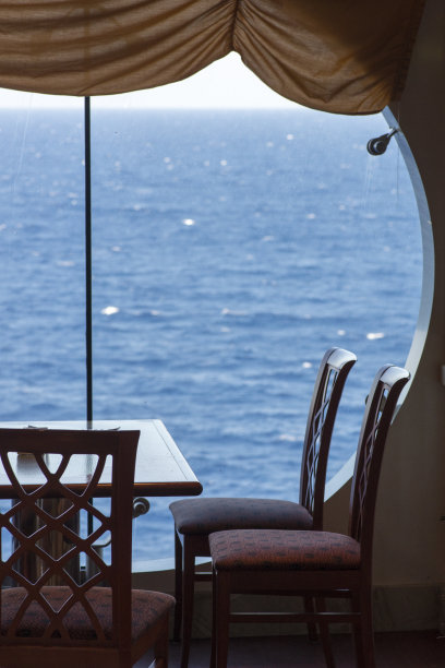 游轮上一家餐厅的窗户图片下载