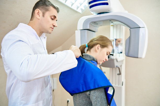 医生给病人穿上防护服图片下载