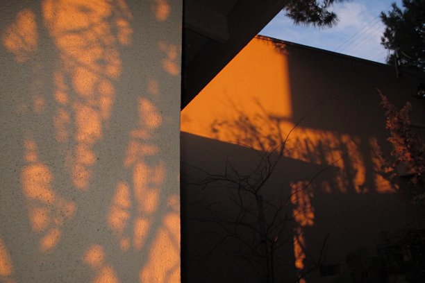 建筑背景的阴影和夕阳的光线图片下载