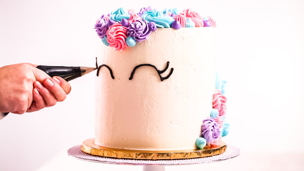 用黑色奶油糖霜装饰独角兽的眼睛。图片下载