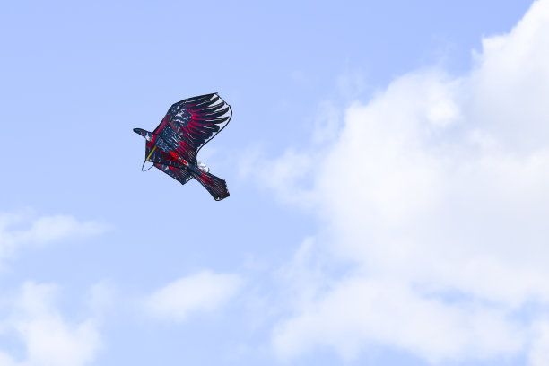 多色的风筝在蓝天的背景图片下载