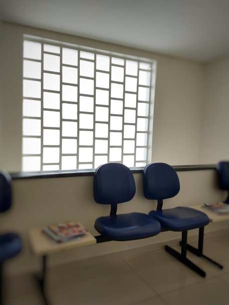 有椅子，窗户和杂志的等候室图片下载