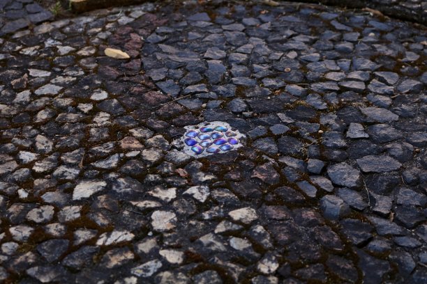 彩色反光石的中心为黑白石图片下载