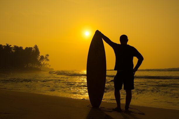 冲浪在日落时分图片下载