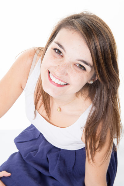 一幅漂亮的白人女性肖像，长头发，在相机里看起来很开心图片下载