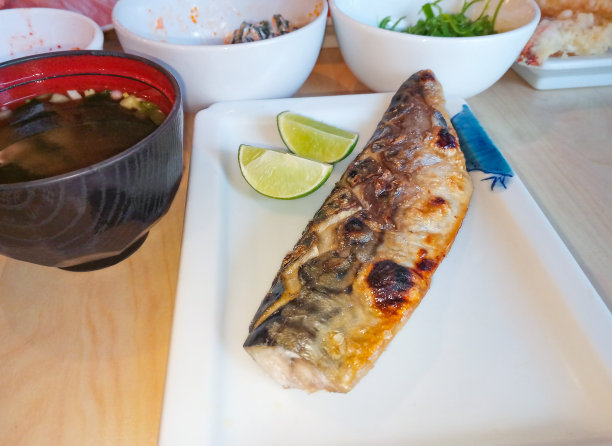 在日本餐馆里用盘子准备的烤鱼图片下载