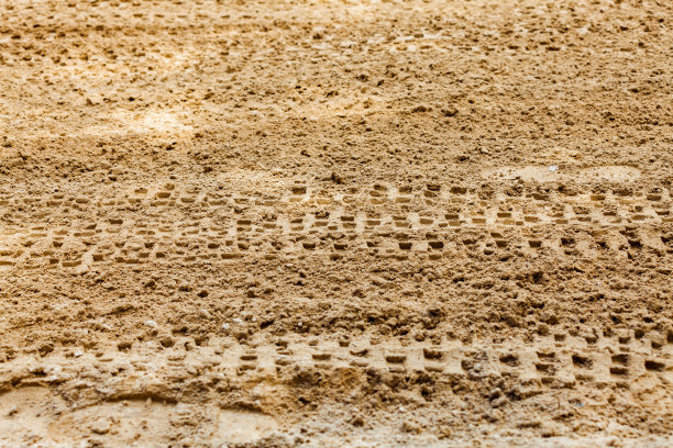 乡间土路上的车轮印图片下载