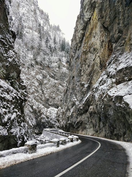 山间的冬季道路。图片下载