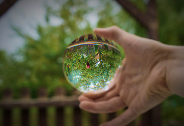 从燃烧的玻璃中升起图片下载