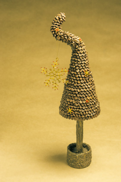 用咖啡豆粘成的手工新年咖啡树图片下载