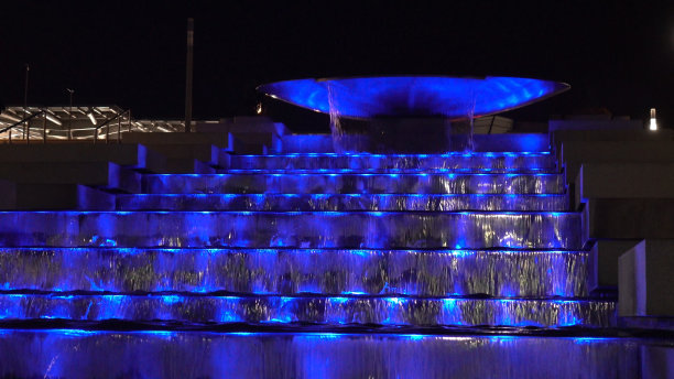 喷泉。水带着光从楼梯上流下来。图片下载