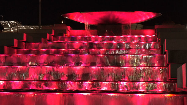 喷泉。水带着光从楼梯上流下来。图片下载