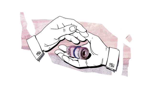 两个男人的手从俄罗斯银行扔出一卷500卢布图片下载