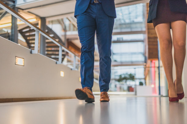 陌生女性和男性一起行走的特写。图片下载