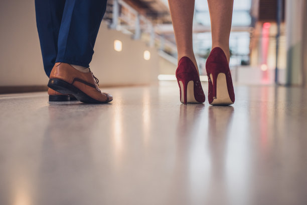 陌生女性和男性一起行走的特写。图片下载