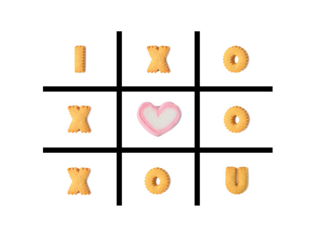 用字母形状的饼干和白色背景上的心形棉花糖做成的“我爱你”这个单词图片下载