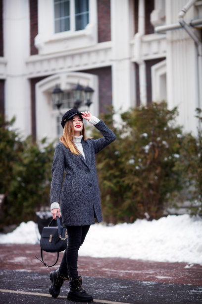 户外全身像年轻美丽的时尚女性戴着时髦的帽子。时尚的衣服和配饰。在街上做模特。优雅的衣服。女性时尚图片下载