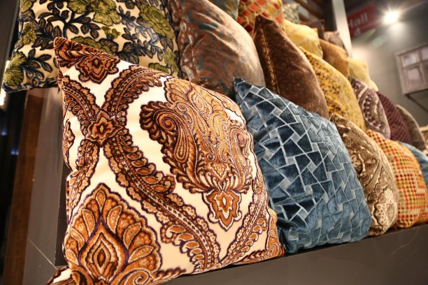 枕头模型在展台上图片下载