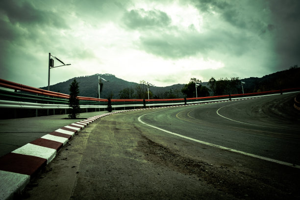 乡村公路穿过森林到达高山之巅，泰国罗依的著名公路，弯弯曲曲数百尸尸，弯弯曲曲危险图片下载