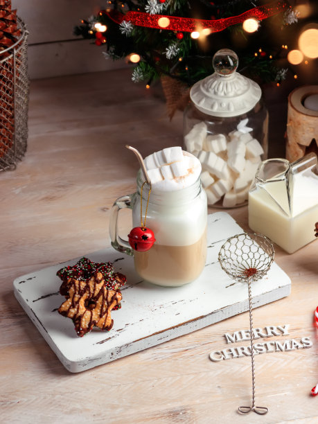 杯子上放上热巧克力饮料和棉花糖。圣诞节多彩的静物生活。舒适的节日气氛。图片下载