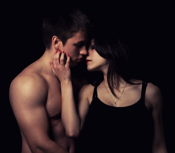 美丽的年轻夫妇拥抱亲吻图片下载