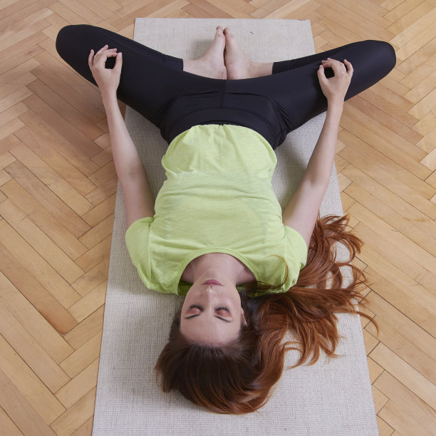 瑜伽双下犬式，两位女瑜伽大师图片下载