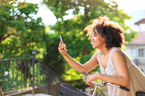 微笑的女人在户外自拍图片下载