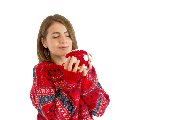 在冬天，年轻的女孩喝着马克杯，孤立在白色的背景下图片下载