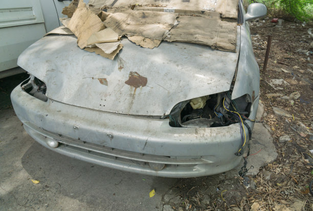 前面是撞坏的车，报废的车图片下载