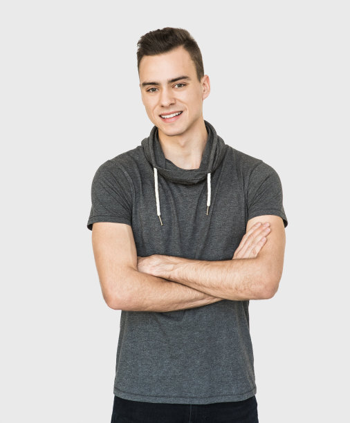 英俊的微笑的年轻人的肖像与交叉的胳膊图片下载