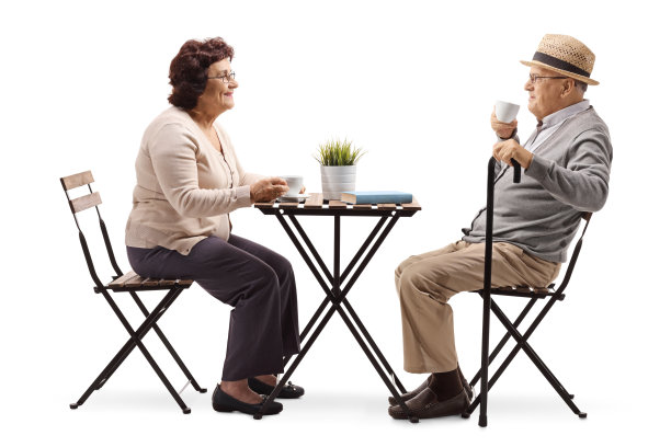一对上了年纪的夫妇在桌边喝咖啡图片下载