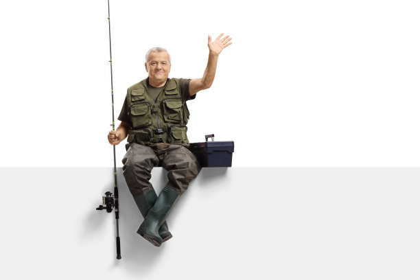 成熟的渔夫拿着钓竿坐在板上挥着手图片下载