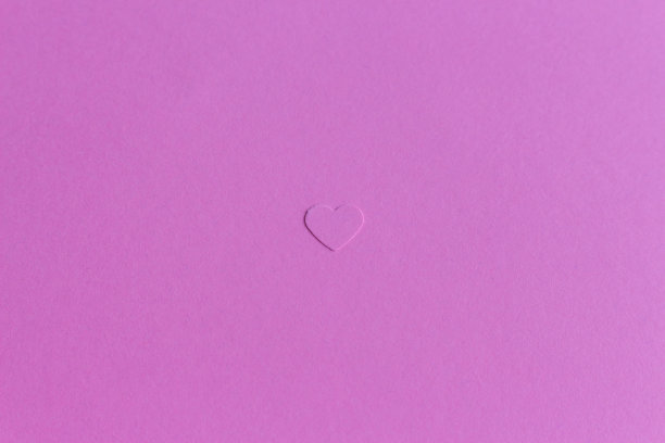 单小纸心，淡紫色背景，拷贝空间。St.Valentine节。卡爱的概念。极简主义图片下载