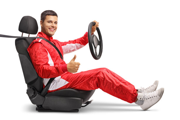 男车手坐在汽车座位上，手握方向盘，竖起大拇指图片下载