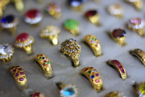 宝石戒指是黑布上的一种美丽的珠宝。图片下载