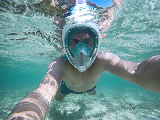 在海里浮潜的人图片下载