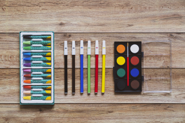 学校和办公用品。木制背景的文具。图片下载