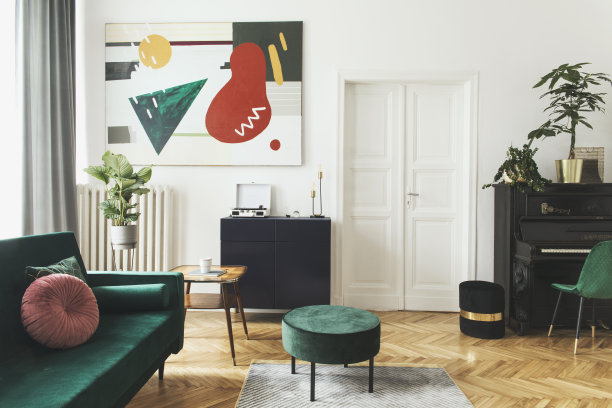 豪华的家庭内部设计天鹅绒沙发，扶手椅，桌子，坐垫，马桶和配件。钢琴上有很多植物。白色的墙壁上有油漆。阳光明媚的观点。时尚的装饰客厅。图片下载