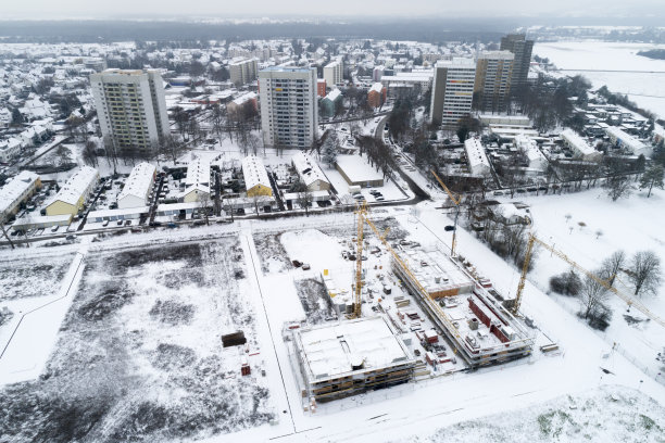 居民楼、房屋和建筑工地在冬季从上而下图片下载