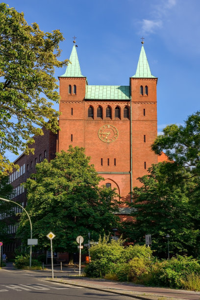 远离历史主义:柏林堡垒式的西方式建筑”Erlöserkirche”(“我们救世主的教堂”)图片下载