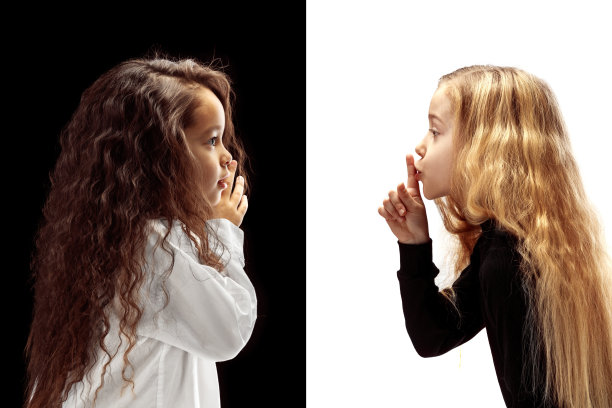 粉色背景下手语的年轻女孩图片下载