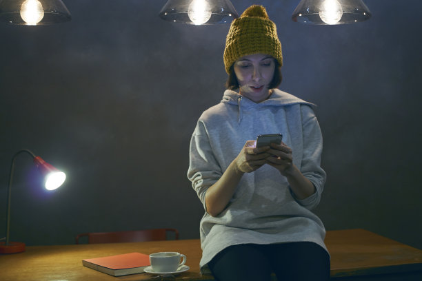 年轻女孩使用智能手机社交媒体概念图片下载