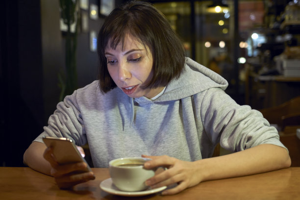 年轻女孩使用智能手机社交媒体概念图片下载